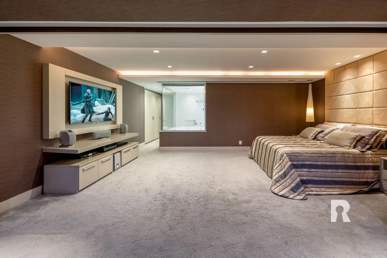 4-bedroom apartment with 5 bathrooms and enclosed balcony — photo 3