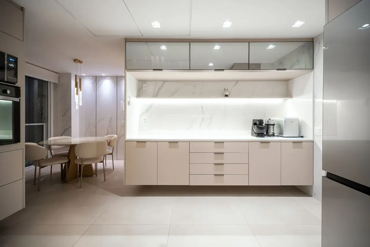 Furnished apartment with 3 bedrooms and open-plan kitchen — photo 37