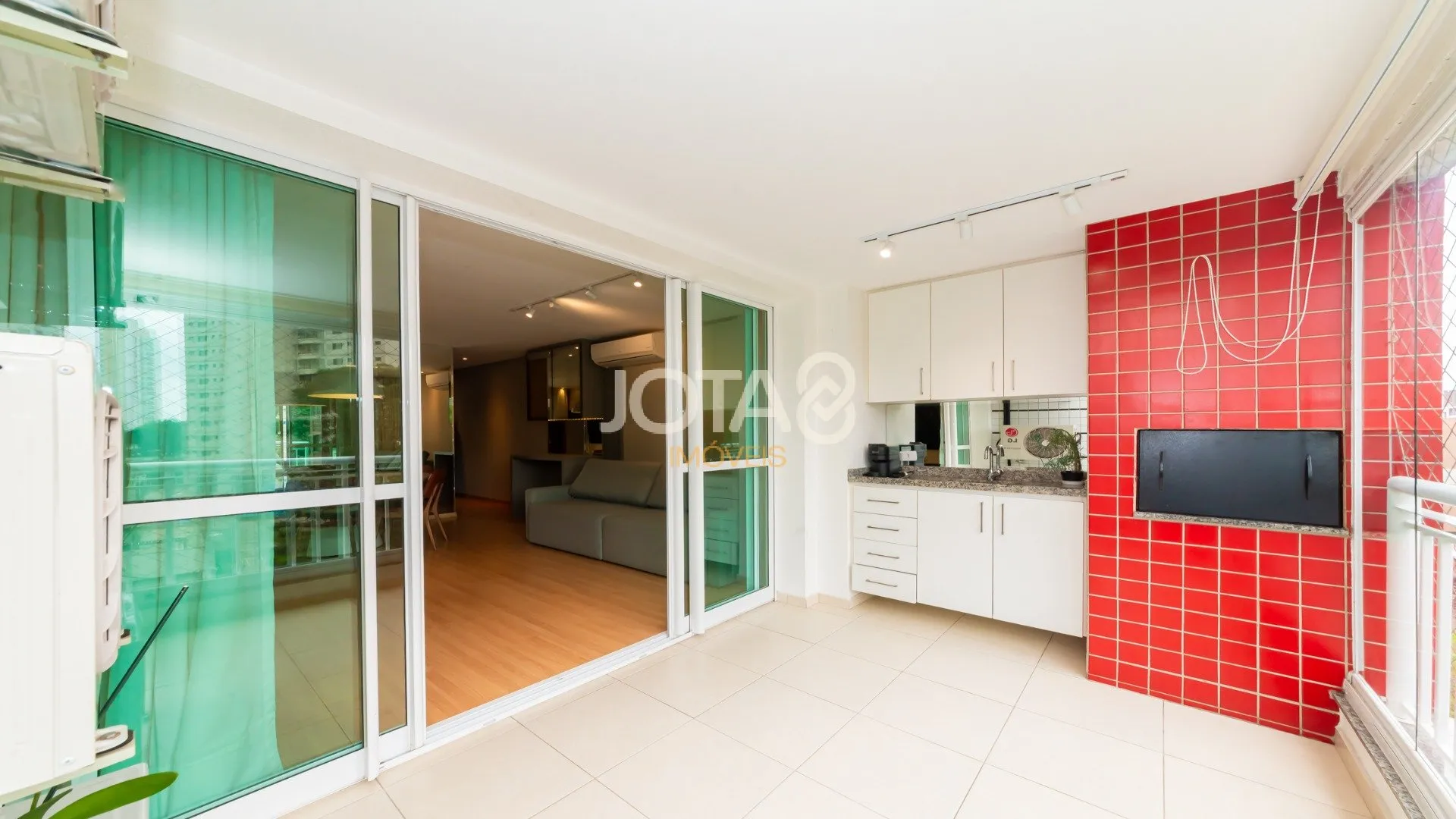 3-bedroom apartment in a building with a gym — photo 14