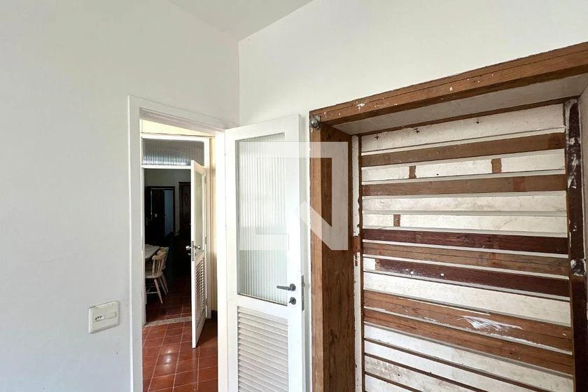 Glass-enclosed balcony in a 4-bedroom apartment, 113 m² — photo 31