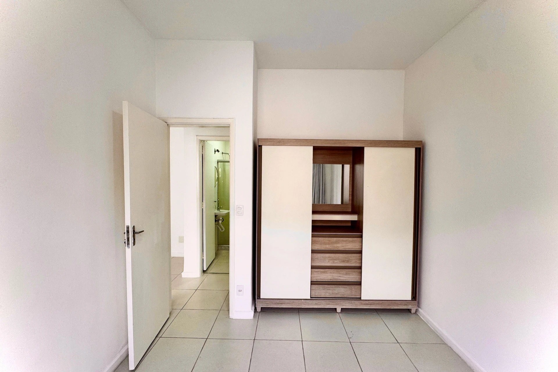 One-bedroom apartment with a mountain view in Rio de Janeiro — photo 11