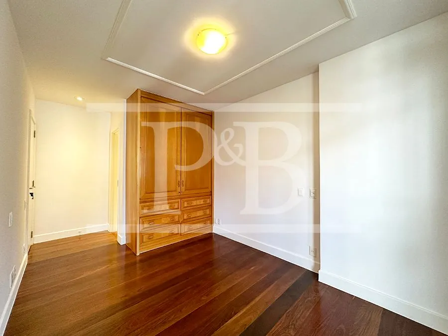 300 m² apartment with 4 bedrooms and 4 parking spots — photo 13
