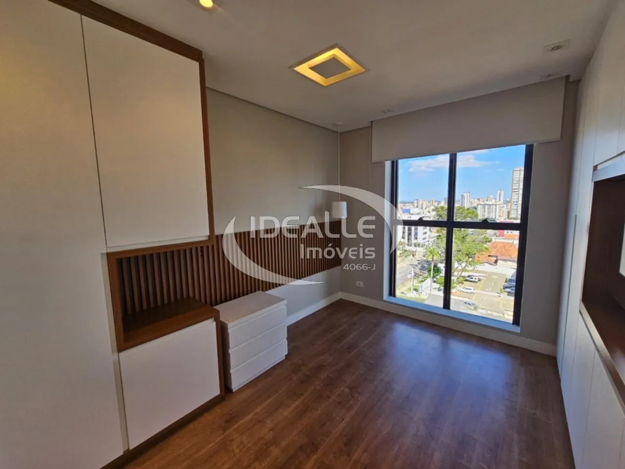 Apartment with 2 bedrooms and a glass-enclosed balcony — photo 16