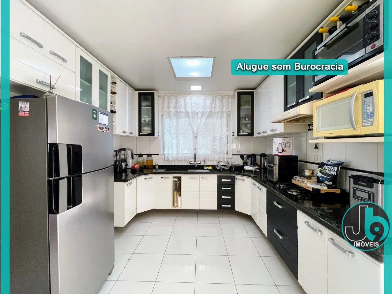 360 m² townhouse with 3 en-suite bedrooms and parking — photo 3