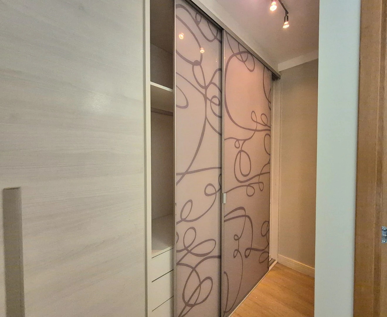 Apartment, 90 m², with wood or laminate floors — photo 15