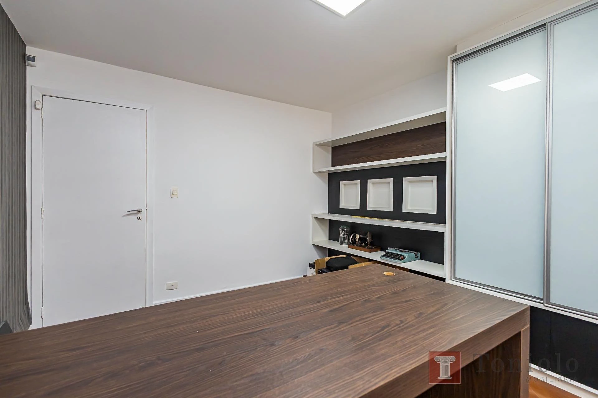 380 m² house with a bathtub and a walk-in closet — photo 11
