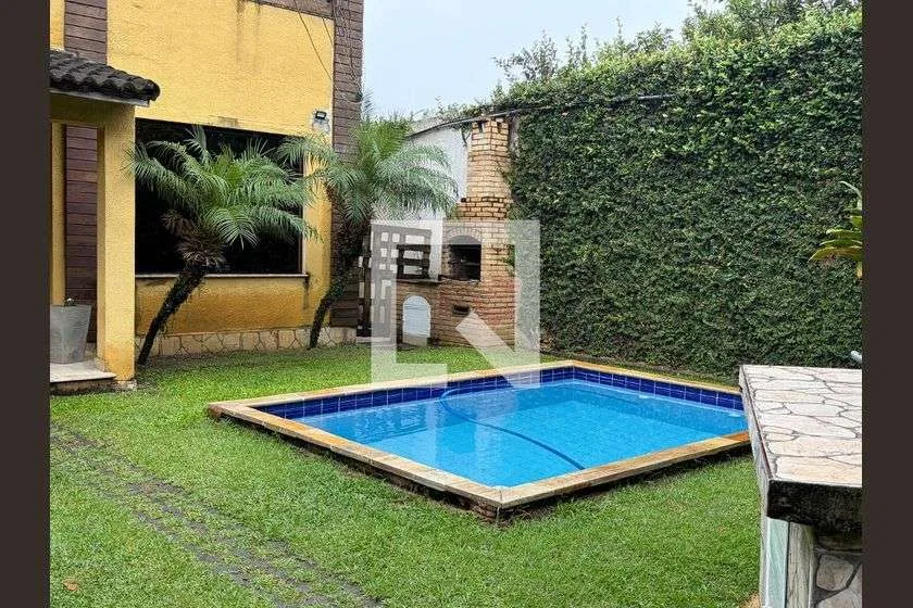 Balcony with a grill in a one-bedroom house, 75 m² — photo 9