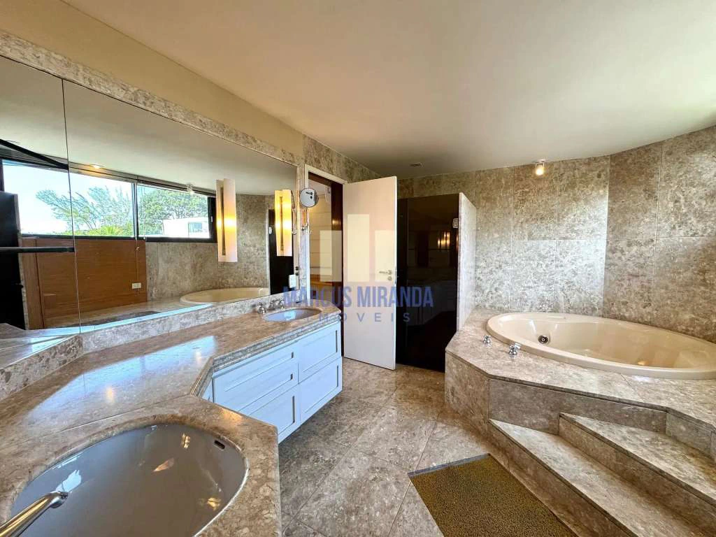 House with 5 bedrooms and 834 m², 6 parking and 9 baths — photo 10