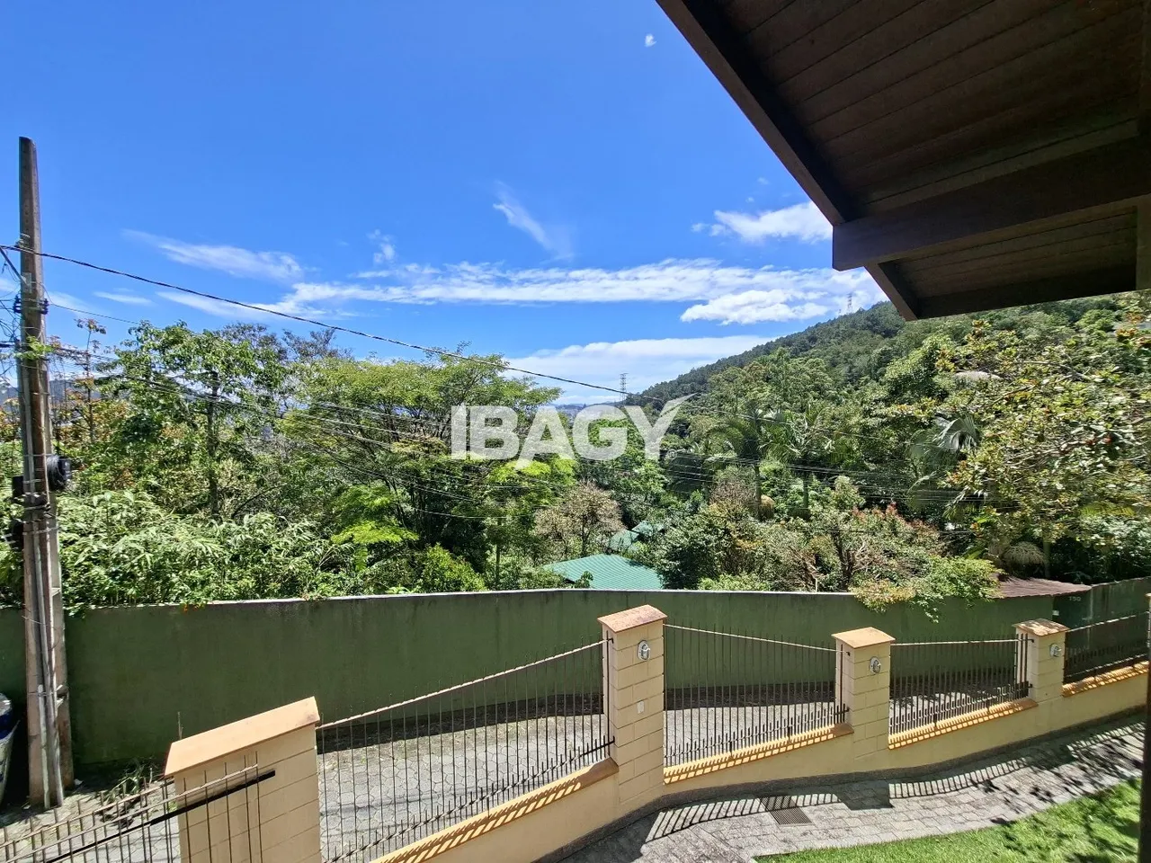 One-bedroom house with a mountain view in Florianópolis — photo 2