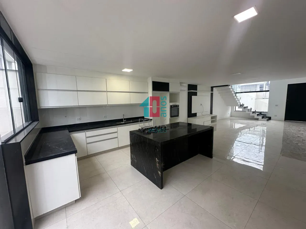 Condominium house with 5 en-suites and open-plan kitchen — photo 15