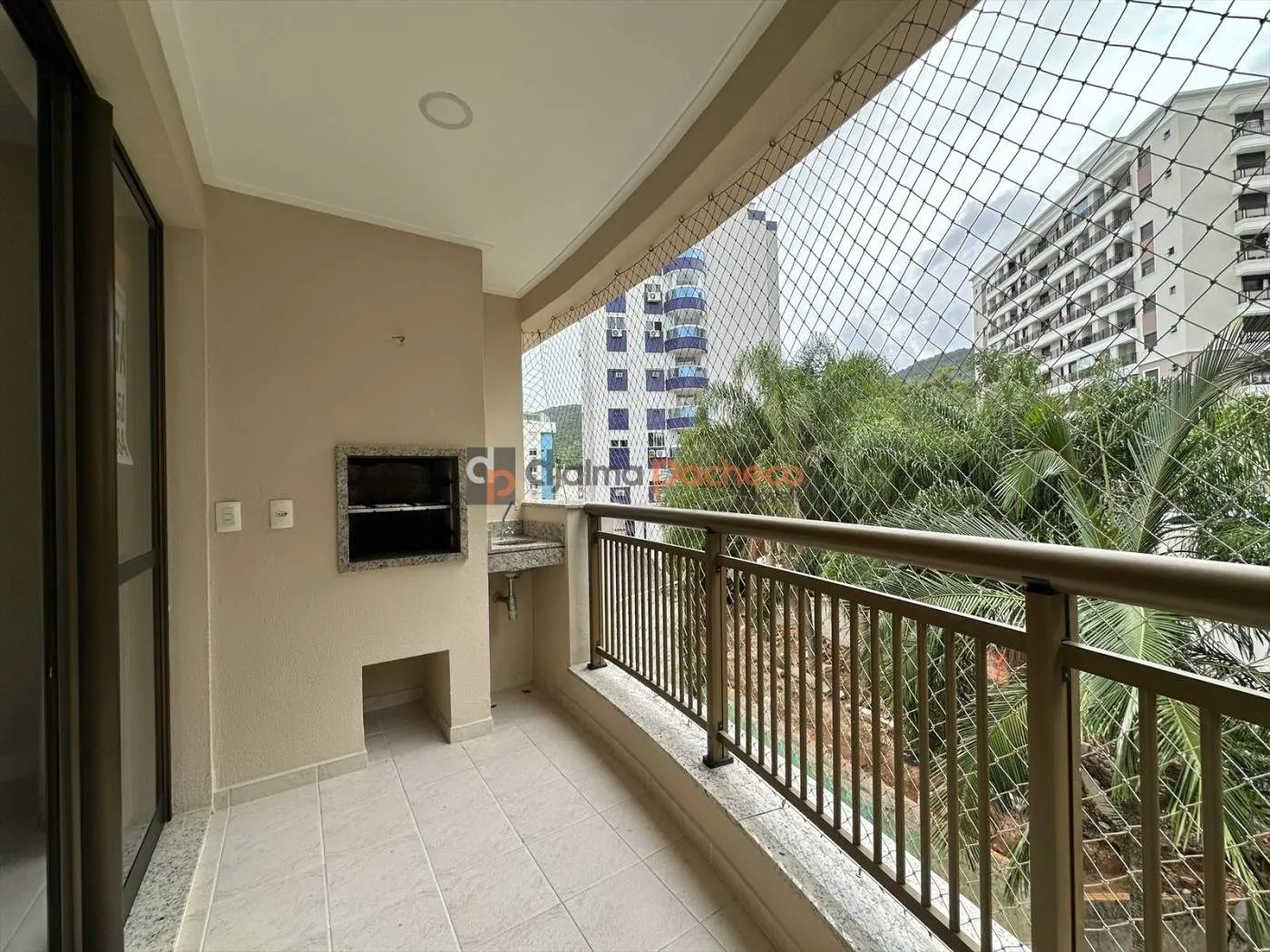 Balcony with a grill in a 2-bedroom apartment, 69 m² — photo 5