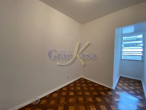 Wood or laminate floors in a 2-bedroom apartment, 63 m² — photo 13