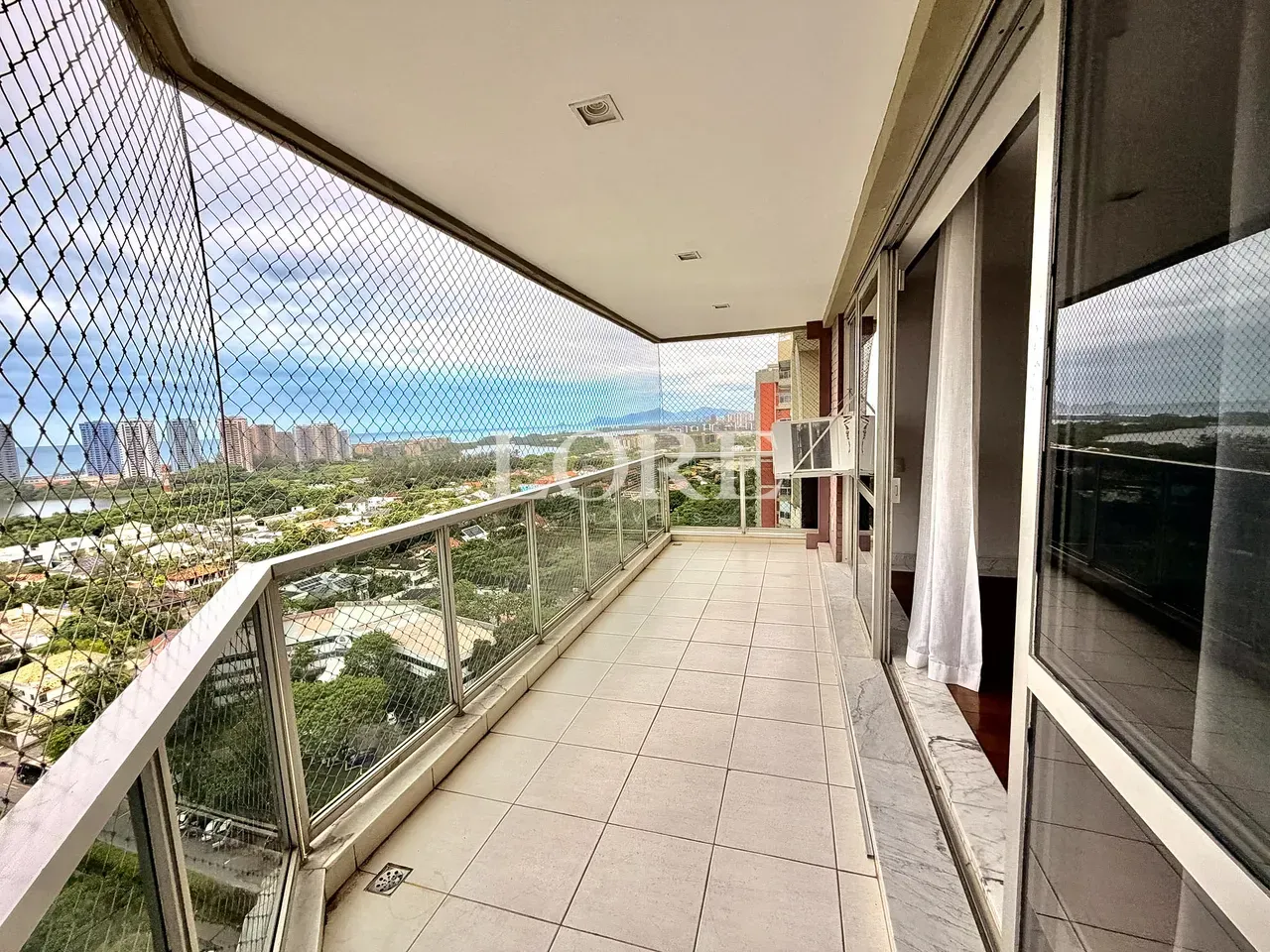 Floor-to-ceiling windows in a 4-bedroom apartment, 205 m²
