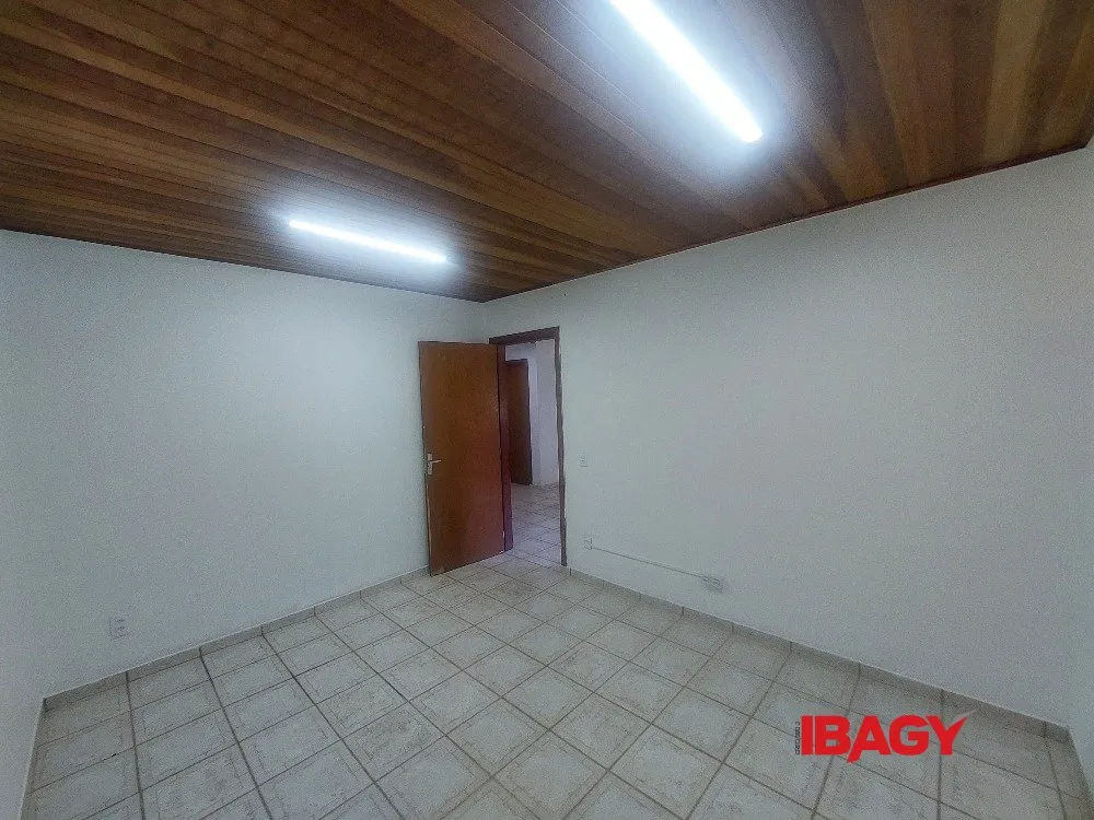 Furnished house with 5 bedrooms on 5200 m² — photo 43
