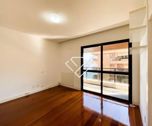 4-bedroom apartment with a balcony and laundry area — photo 7