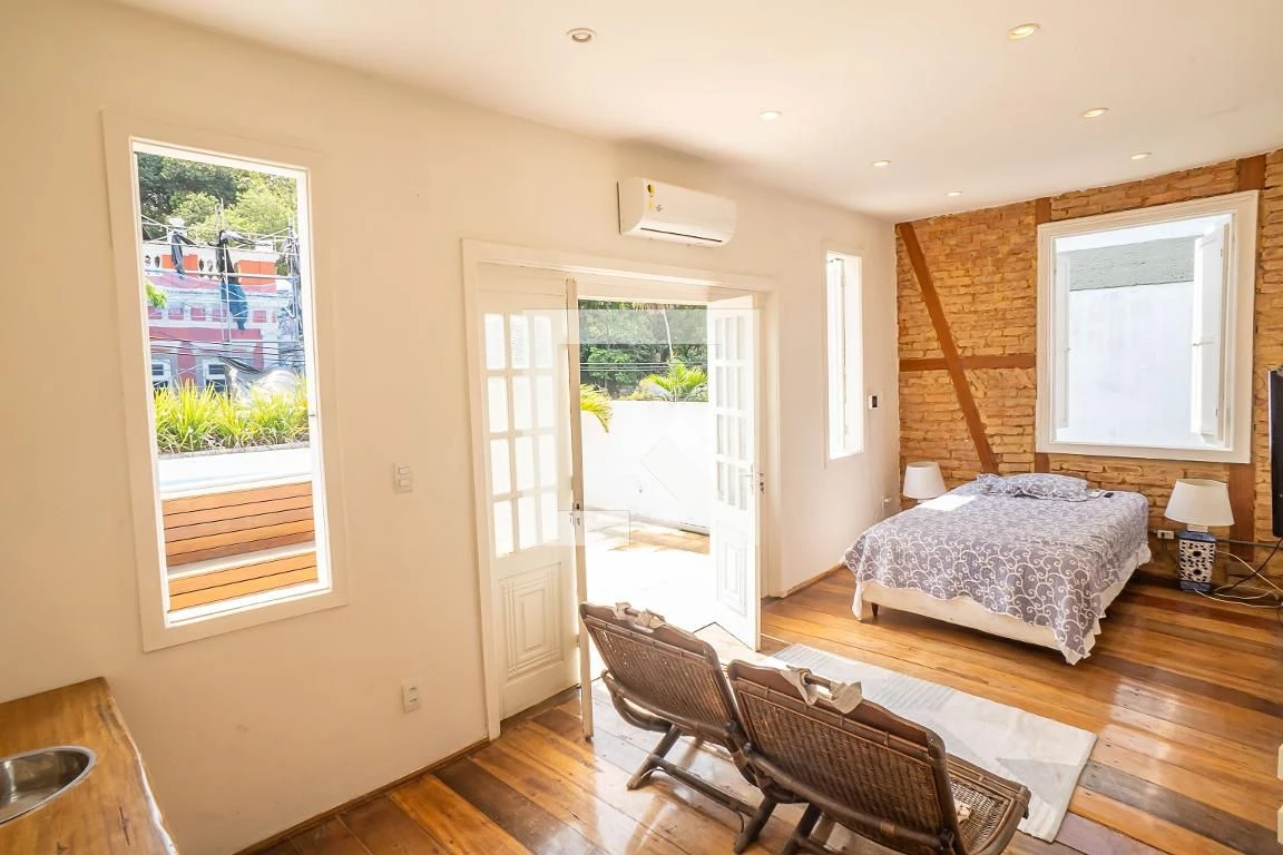 Furnished house, 300 m², with floor-to-ceiling windows — photo 3