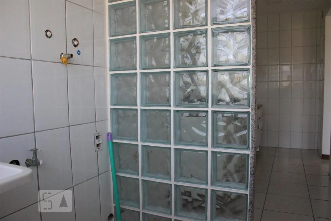 2-bedroom apartment with a balcony and shared pool — photo 4