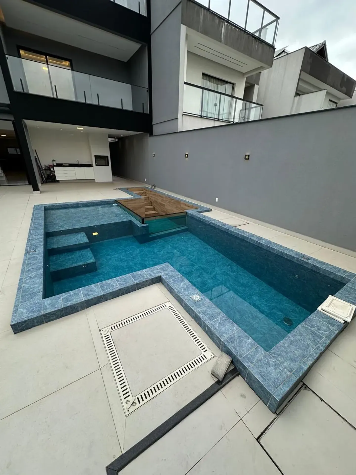 Private pool in a 5-bedroom house, 410 m² — photo 27