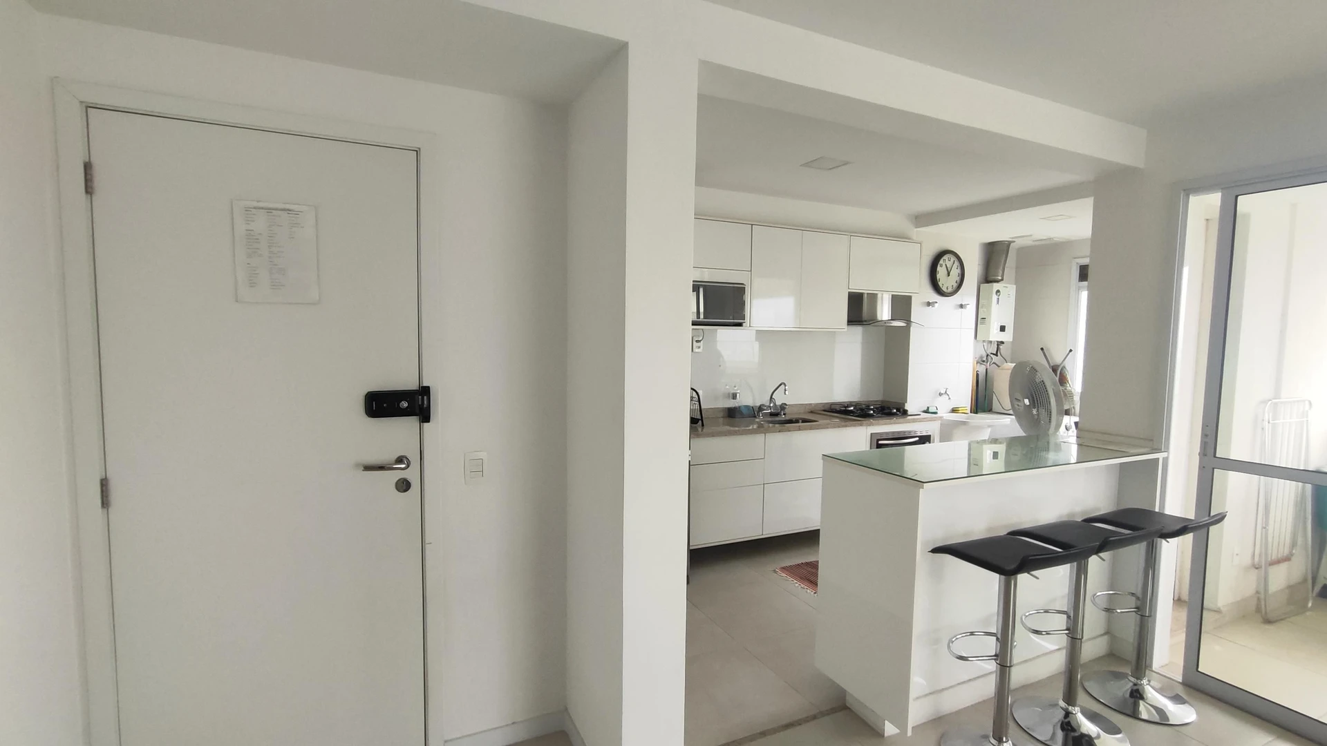 3-bedroom apartment with a glass-enclosed balcony — photo 4