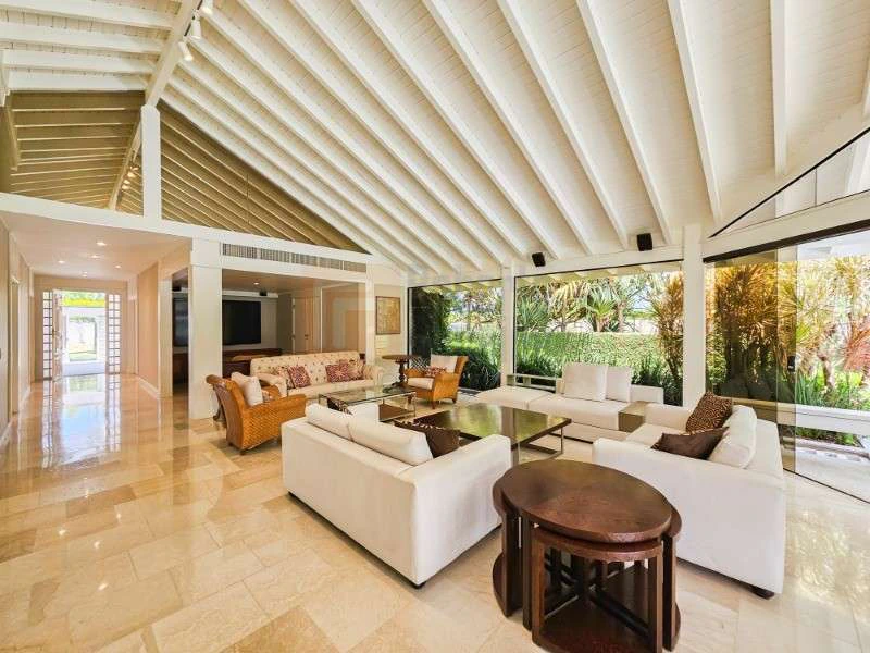 832 m² house with 6 bedrooms and an open-plan kitchen — photo 18