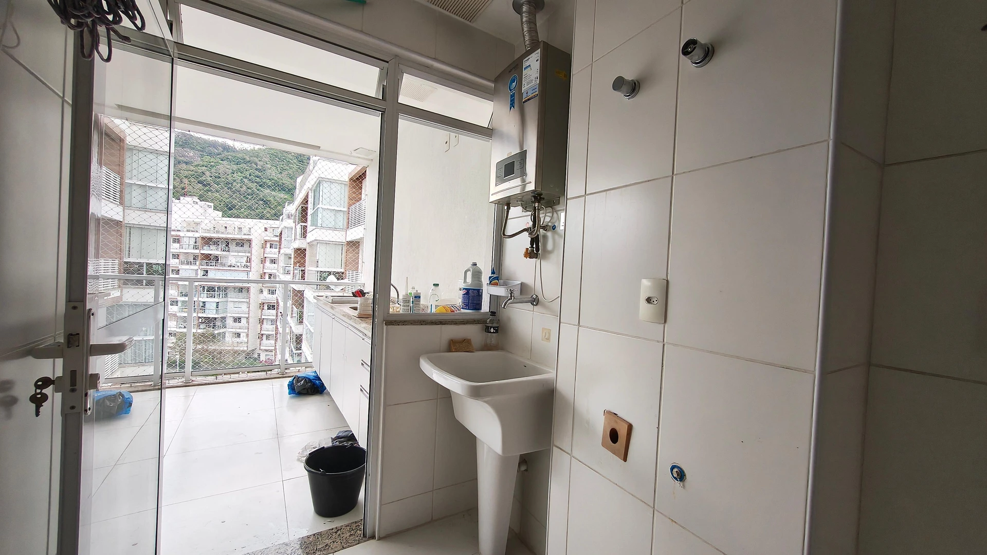 Unfurnished apartment with 2 bedrooms and 2 bathrooms — photo 22