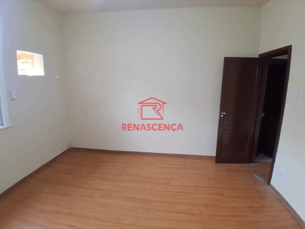 House, 200 m², with wood or laminate floors — photo 23