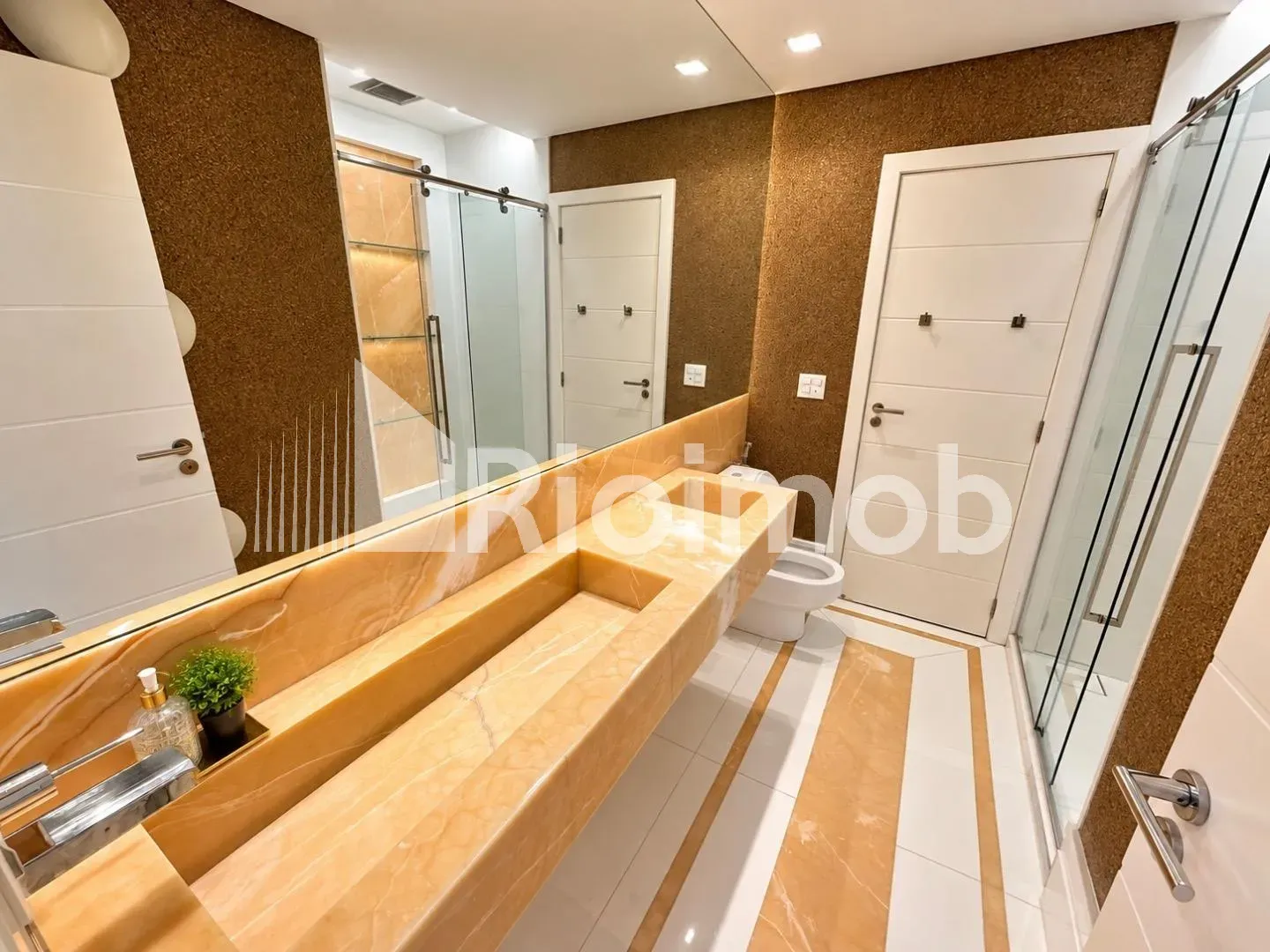 Ванна та 5 спалень: будинок 889 м² — photo 34