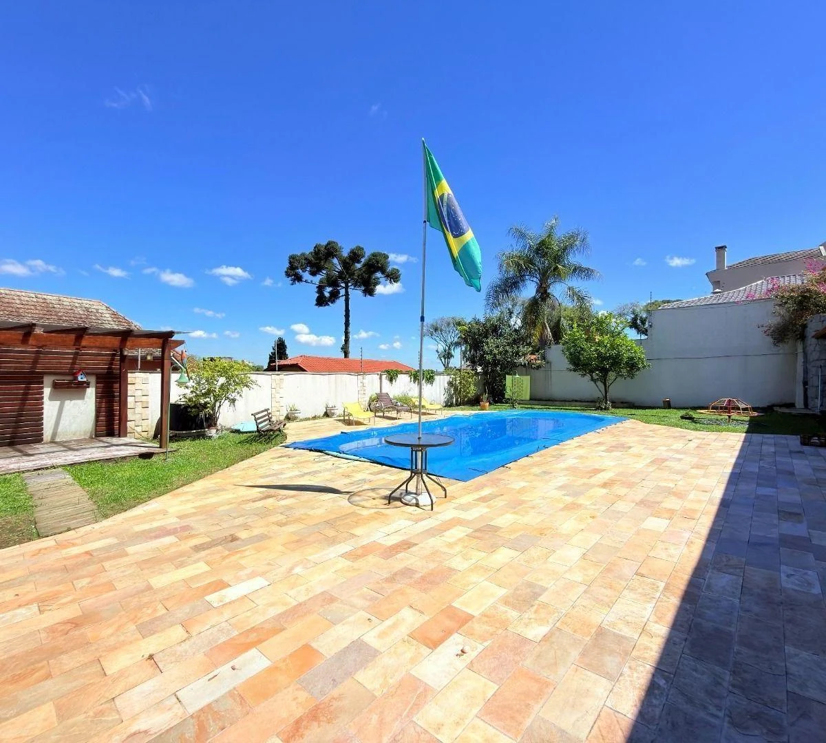 4-bedroom house with a bathtub in Curitiba — photo 18