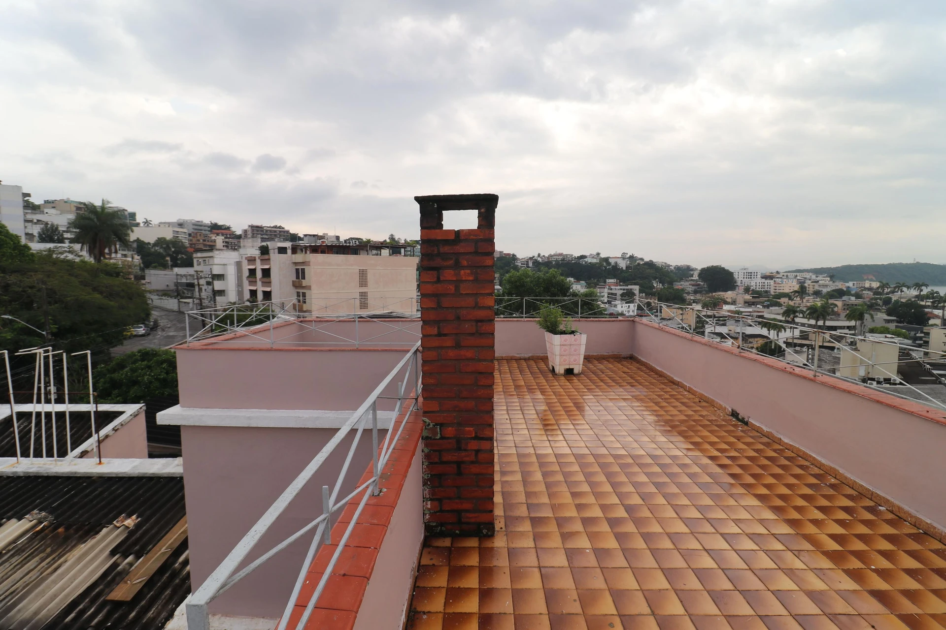 10-bedroom house with a bathtub in Rio de Janeiro — photo 30