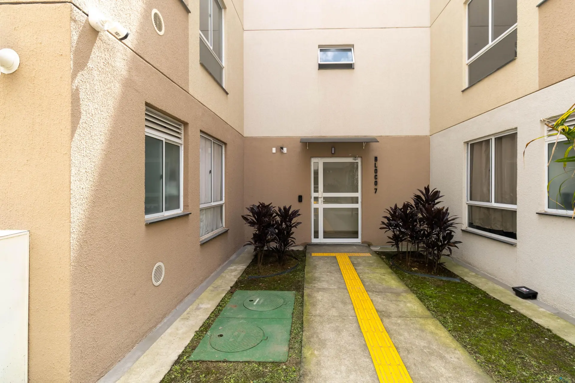 2-bedroom apartment in a building with a gym — photo 5