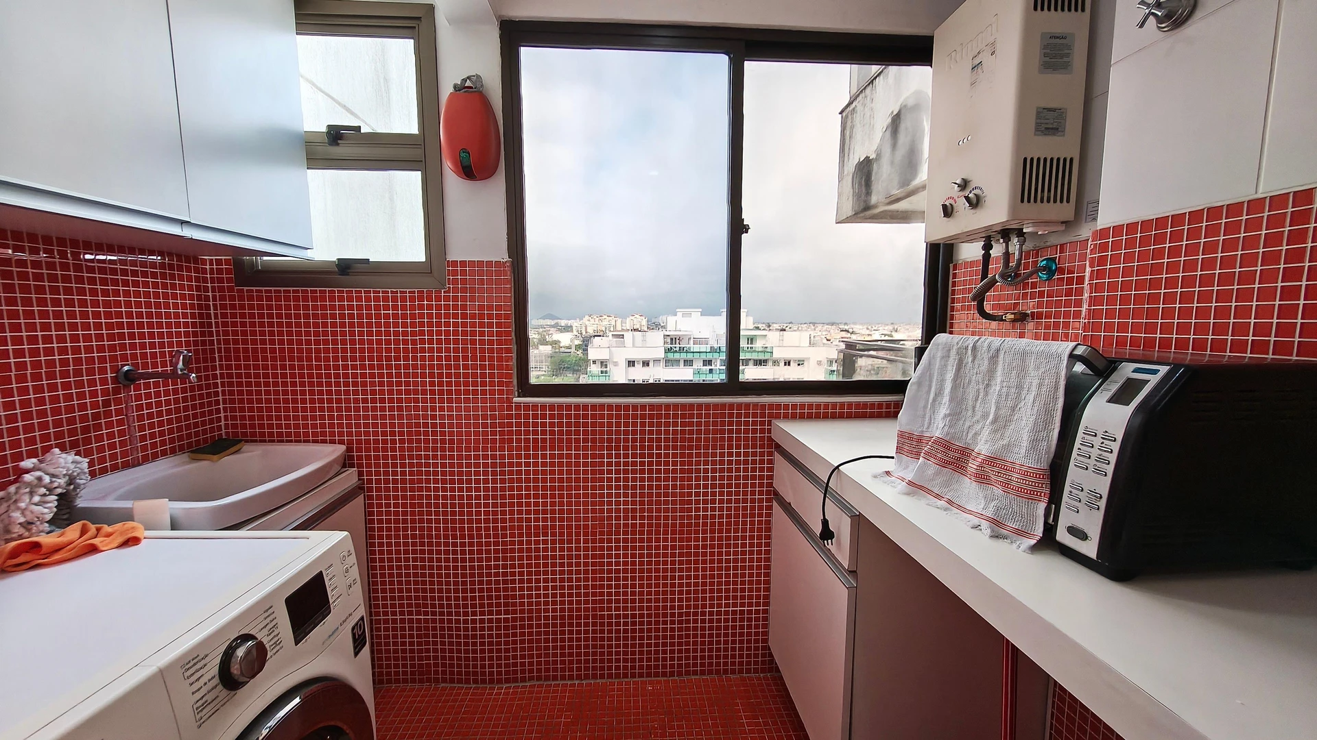 One-bedroom apartment in a building with a gym — photo 7