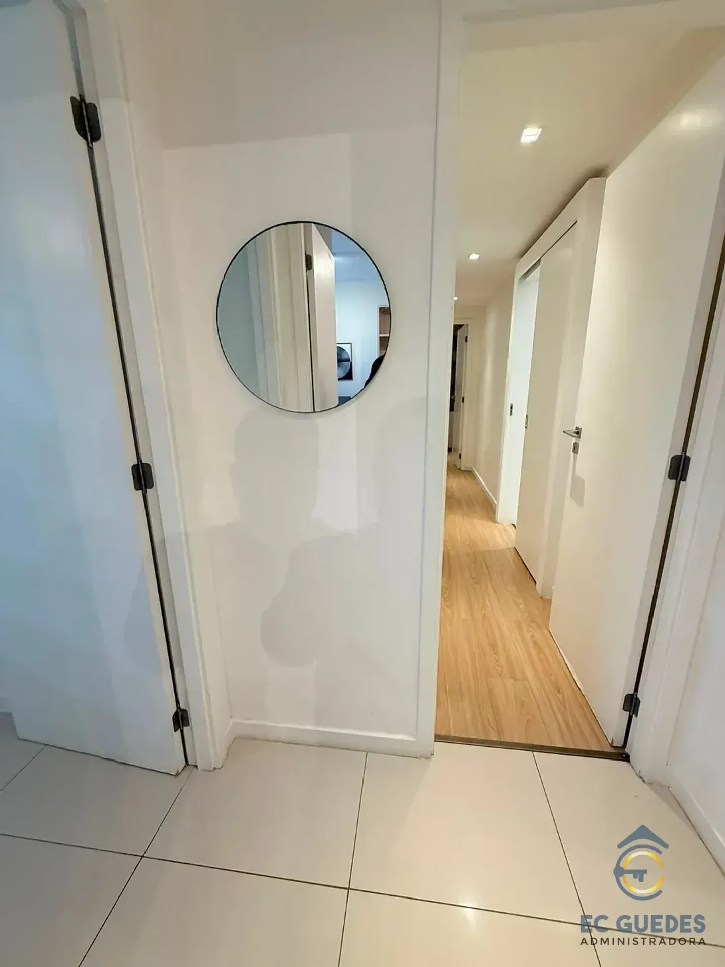 Furnished 3-bedroom apartment with glassed balcony — photo 23