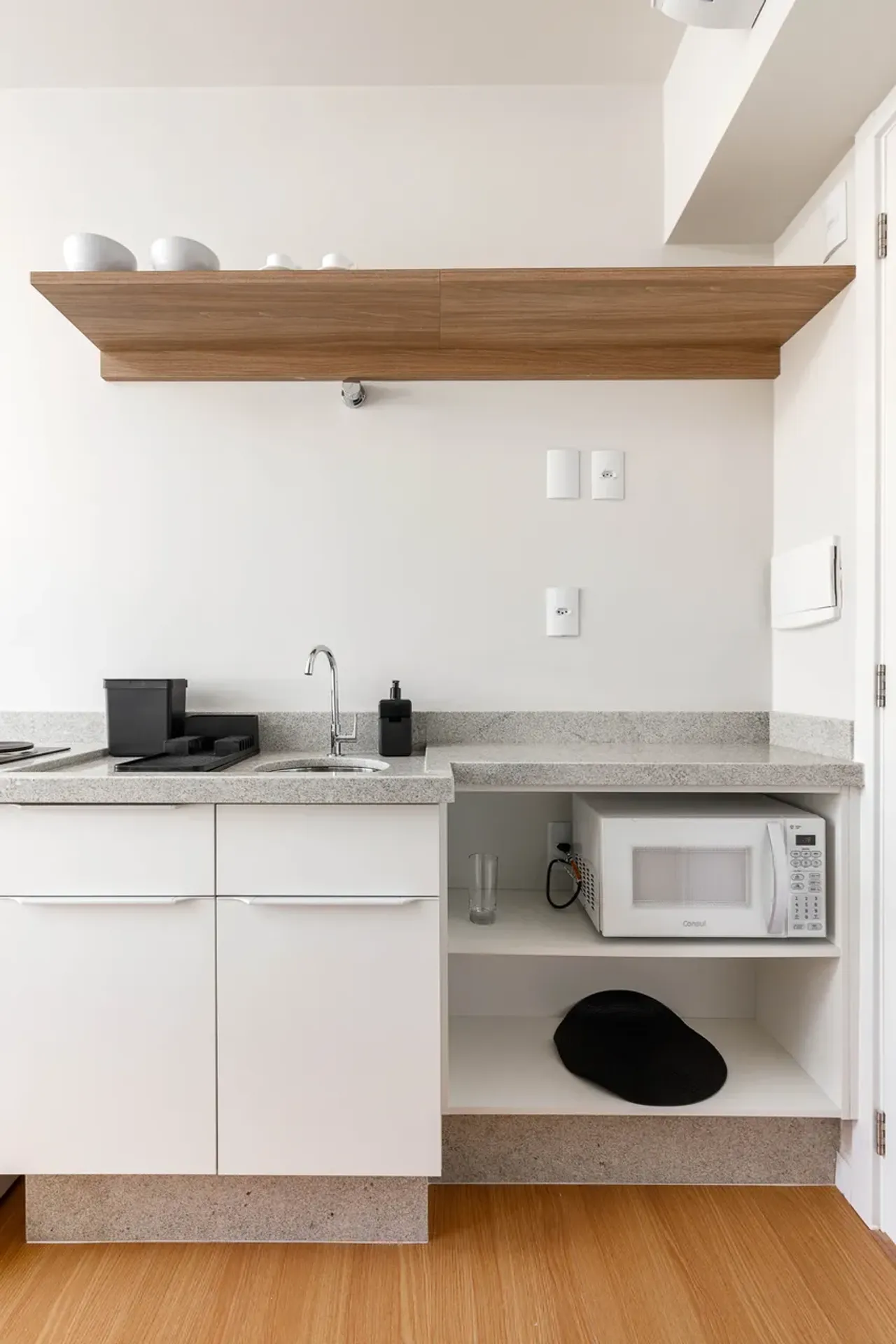 One-bedroom apartment in a building with a coworking space — photo 13