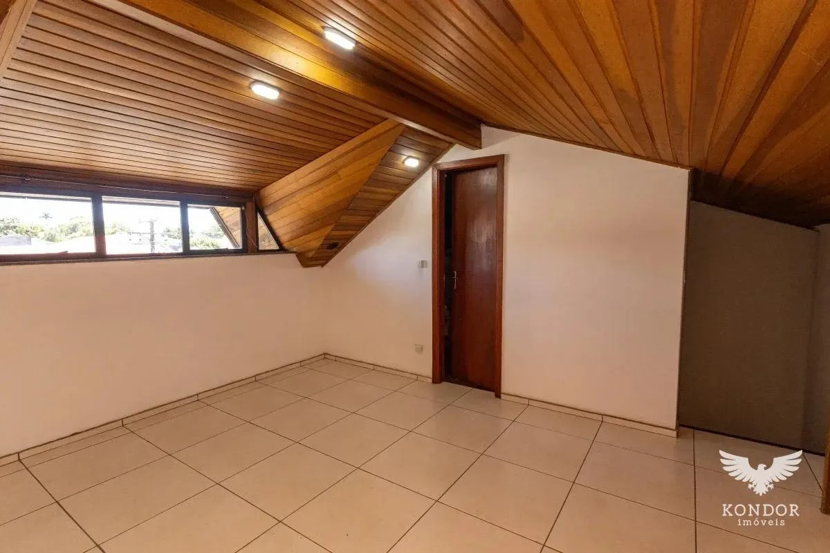 Walk-in closet in a 3-bedroom house, 184 m² — photo 37