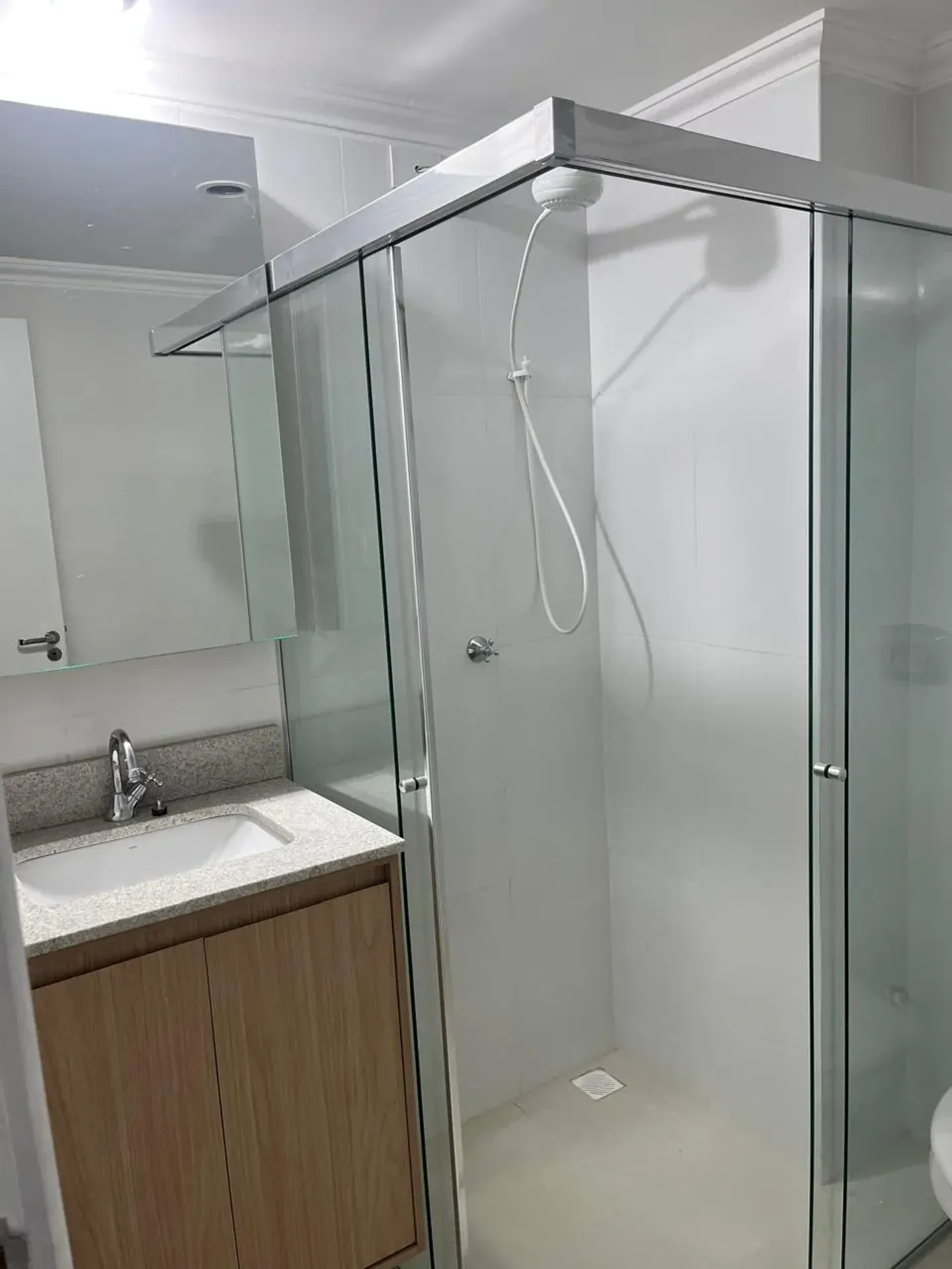 Apartamento de 2 quartos com piso de madeira ou laminado