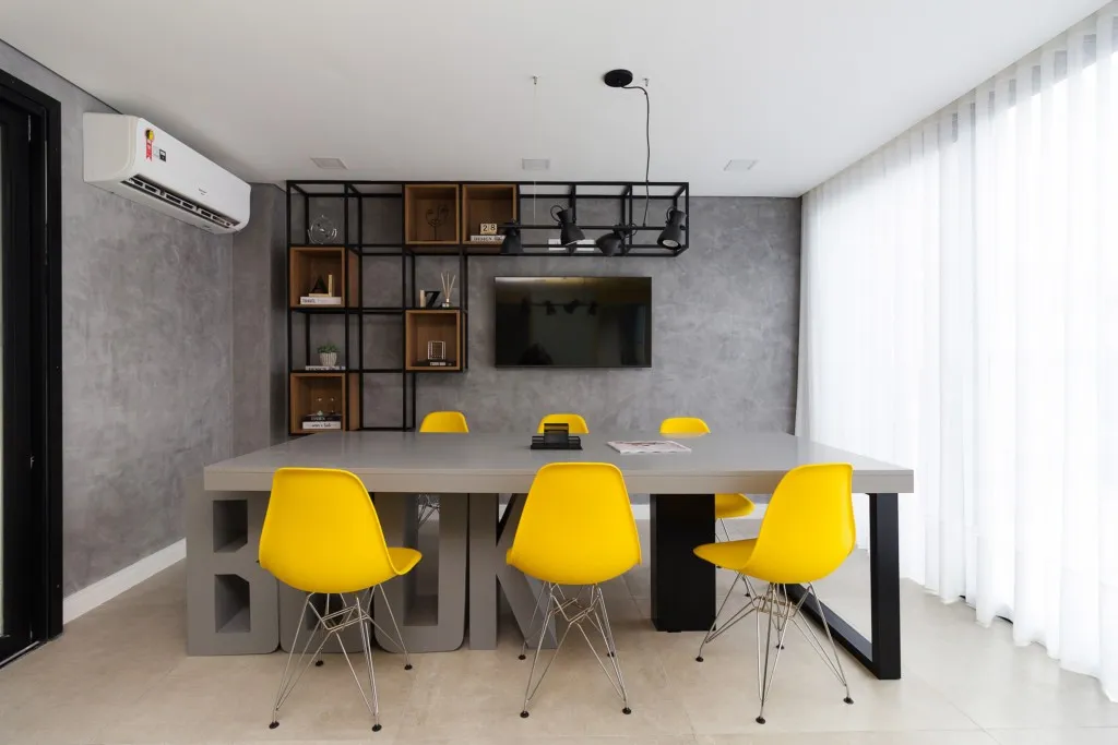 Furnished 1-bedroom apartment with a work desk