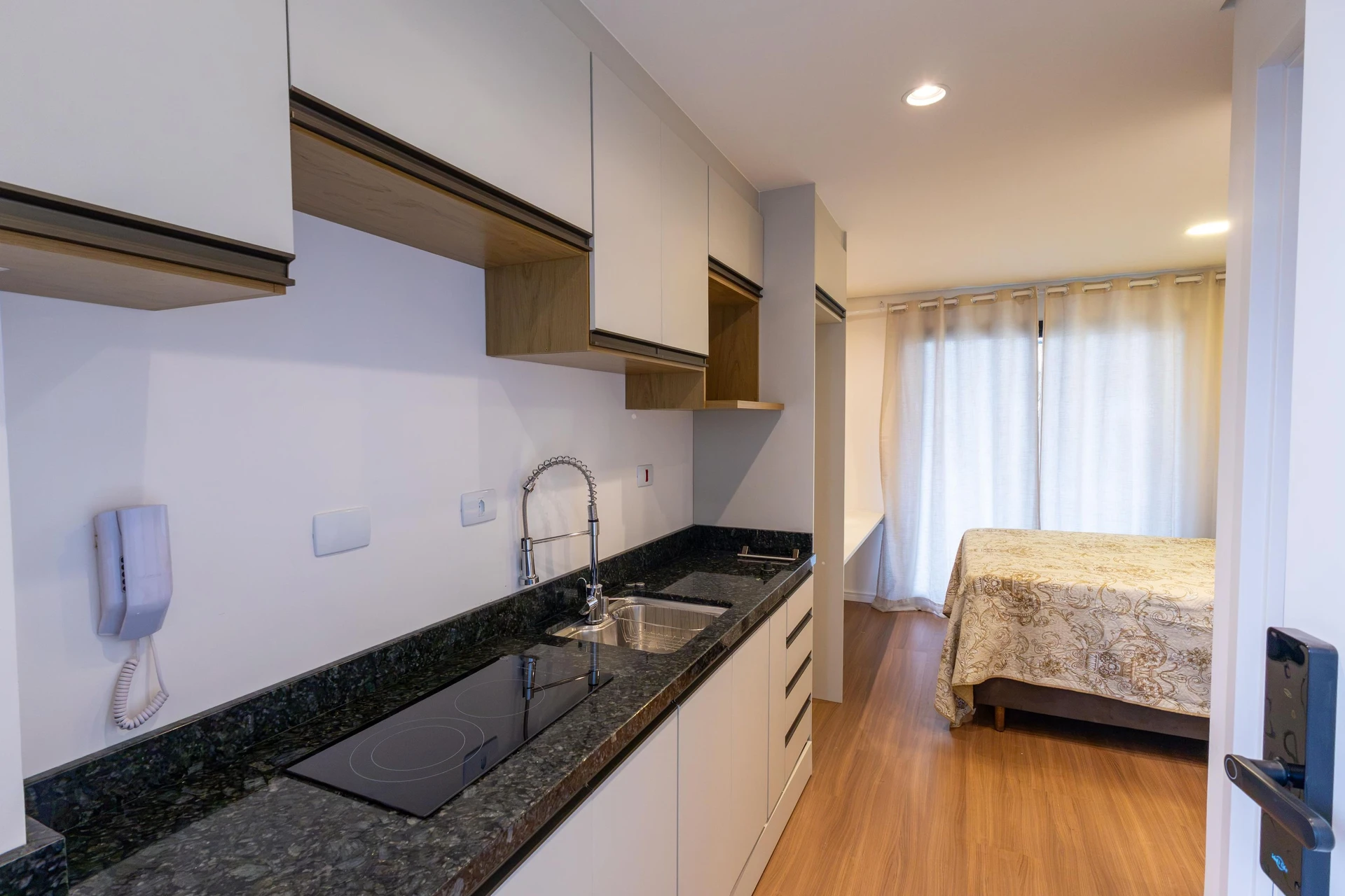 28 m² studio with a home office and a glass-enclosed balcony — photo 18