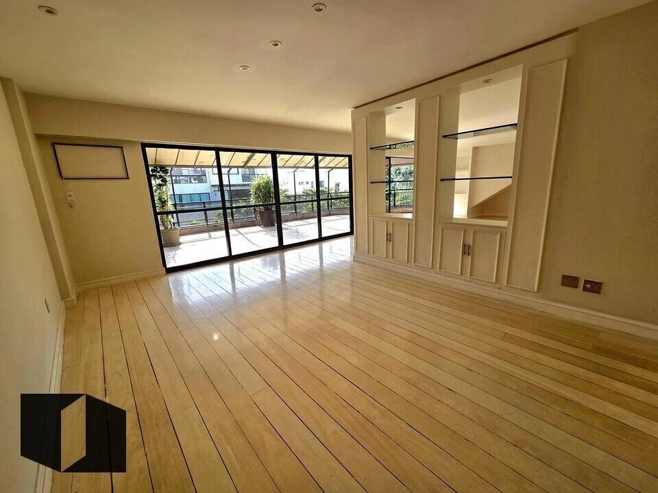 250 m² apartment with 4 bedrooms and 2 parking spaces — photo 18