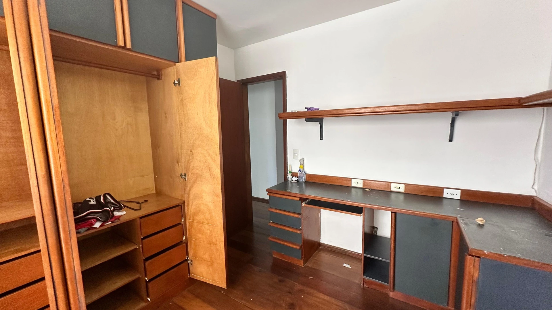 Apartment with built-in wardrobes and a balcony — photo 23
