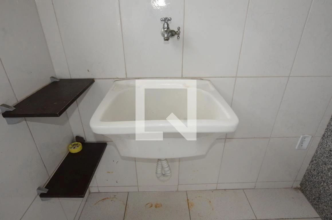 2-bedroom apartment with glass-enclosed shower — photo 3