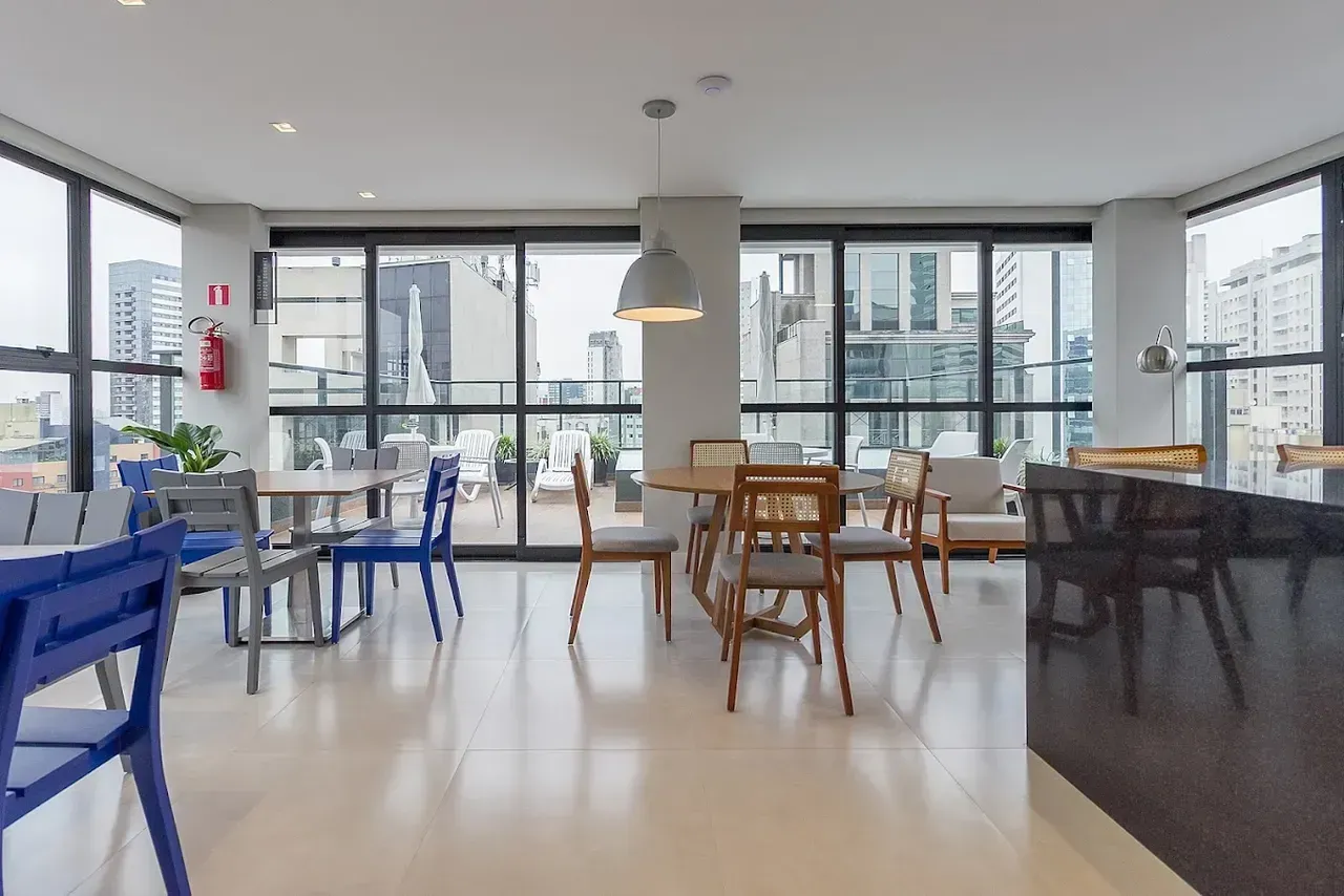 Furnished 1-bedroom apartment with open-plan kitchen — photo 12