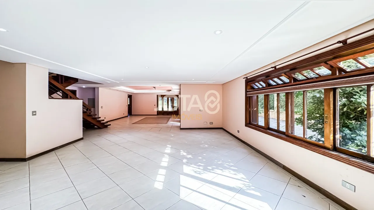 532 m² house with a built-in balcony grill — photo 5