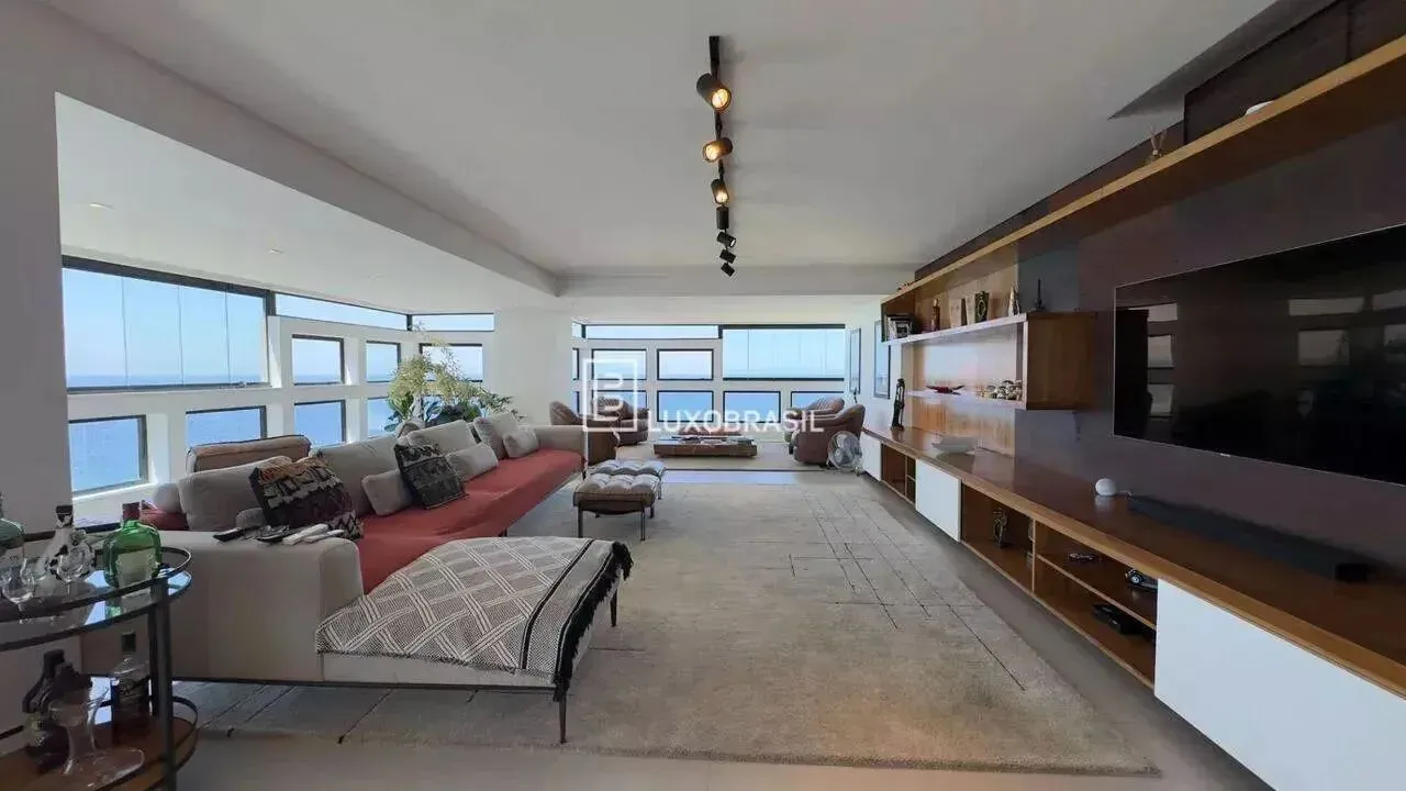 Apartamento mobiliado com 3 quartos, 4 banheiros e 330 m²