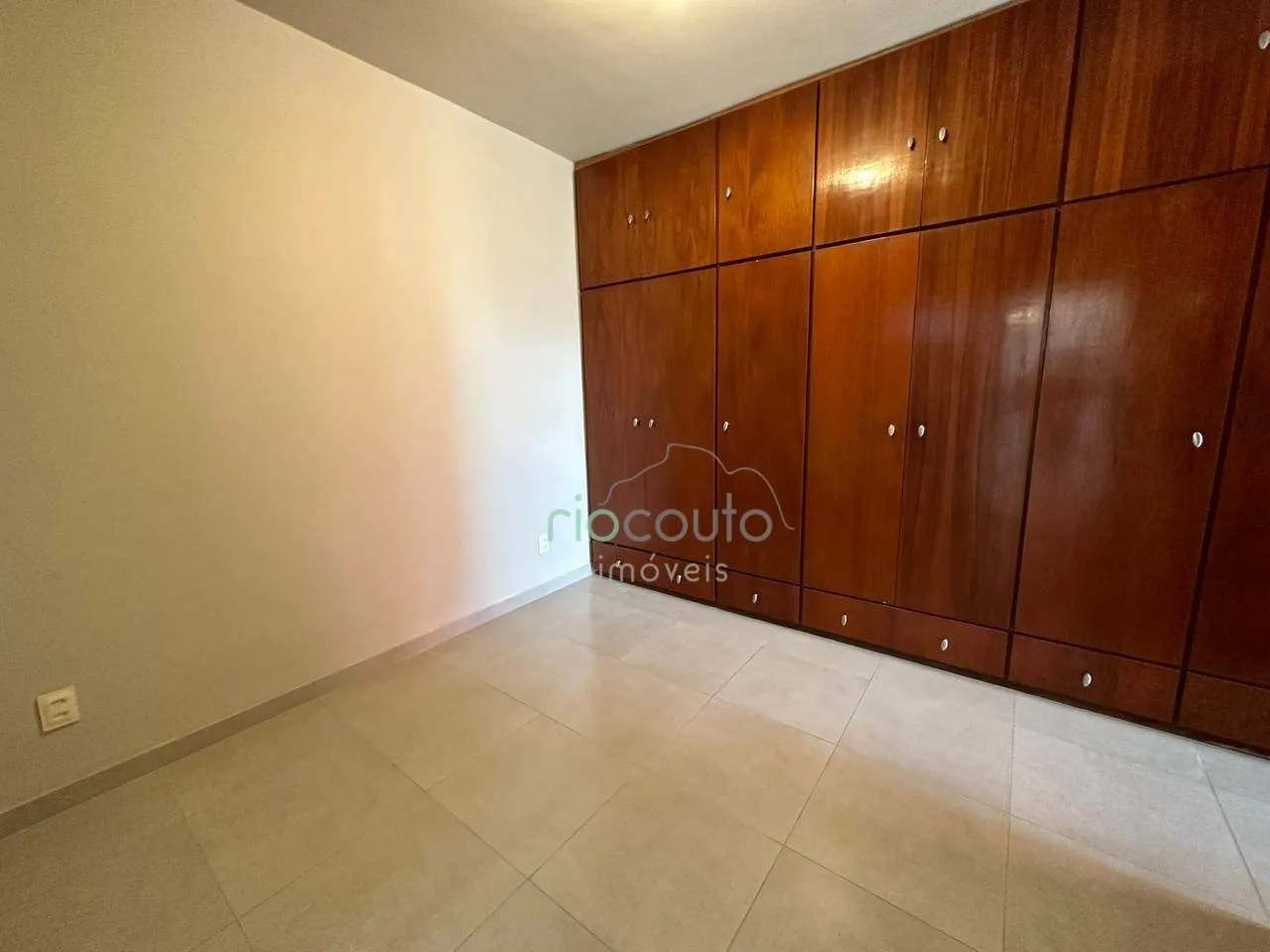 2-bedroom apartment with a suite and open views — photo 11