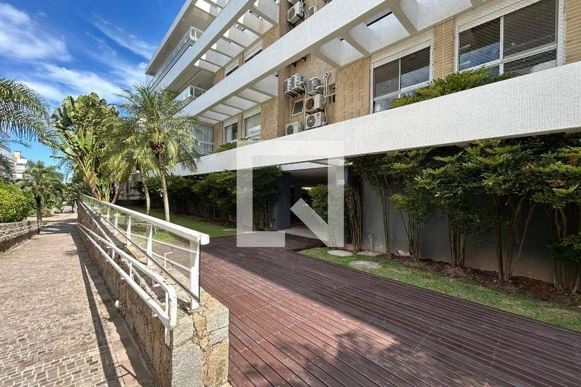 Furnished apartment, 196 m², with a glass-enclosed balcony — photo 4