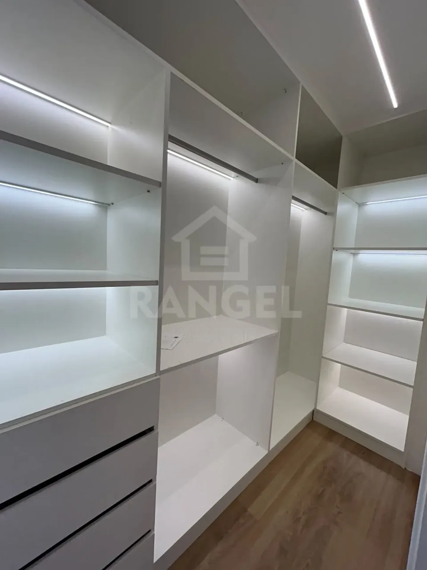 House with 3 bedrooms, 5 bathrooms, and 2 parking spaces — photo 21