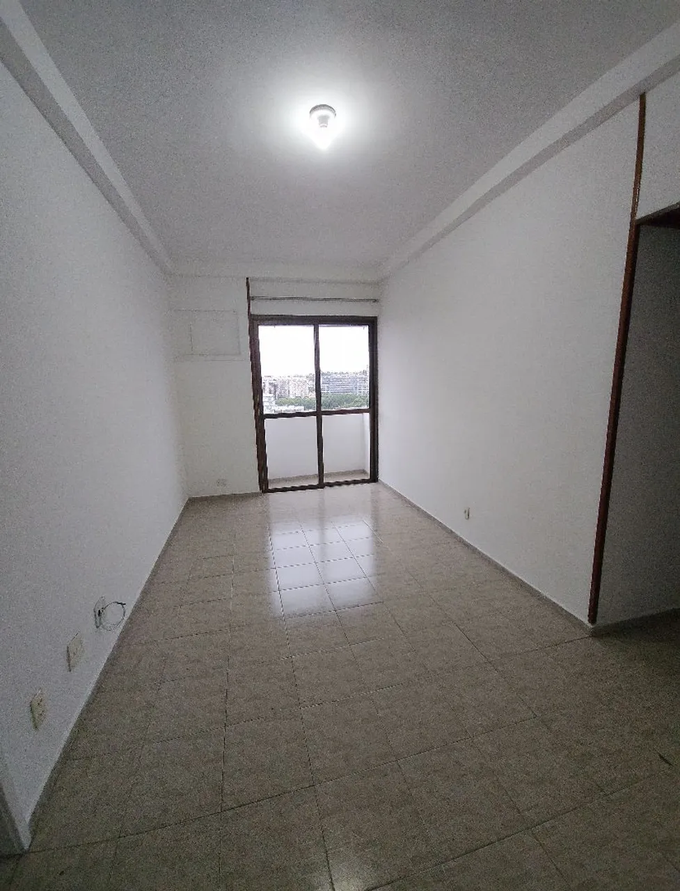 2-bedroom apartment in a building with a gym — photo 13