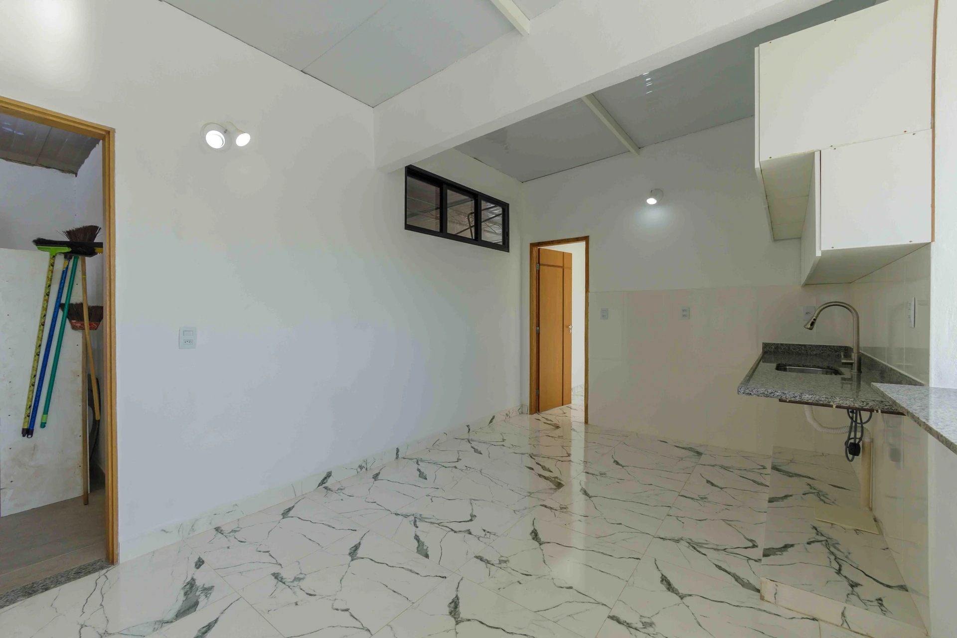 Monoambiente, 40 m², con ventanales de piso a techo — photo 2