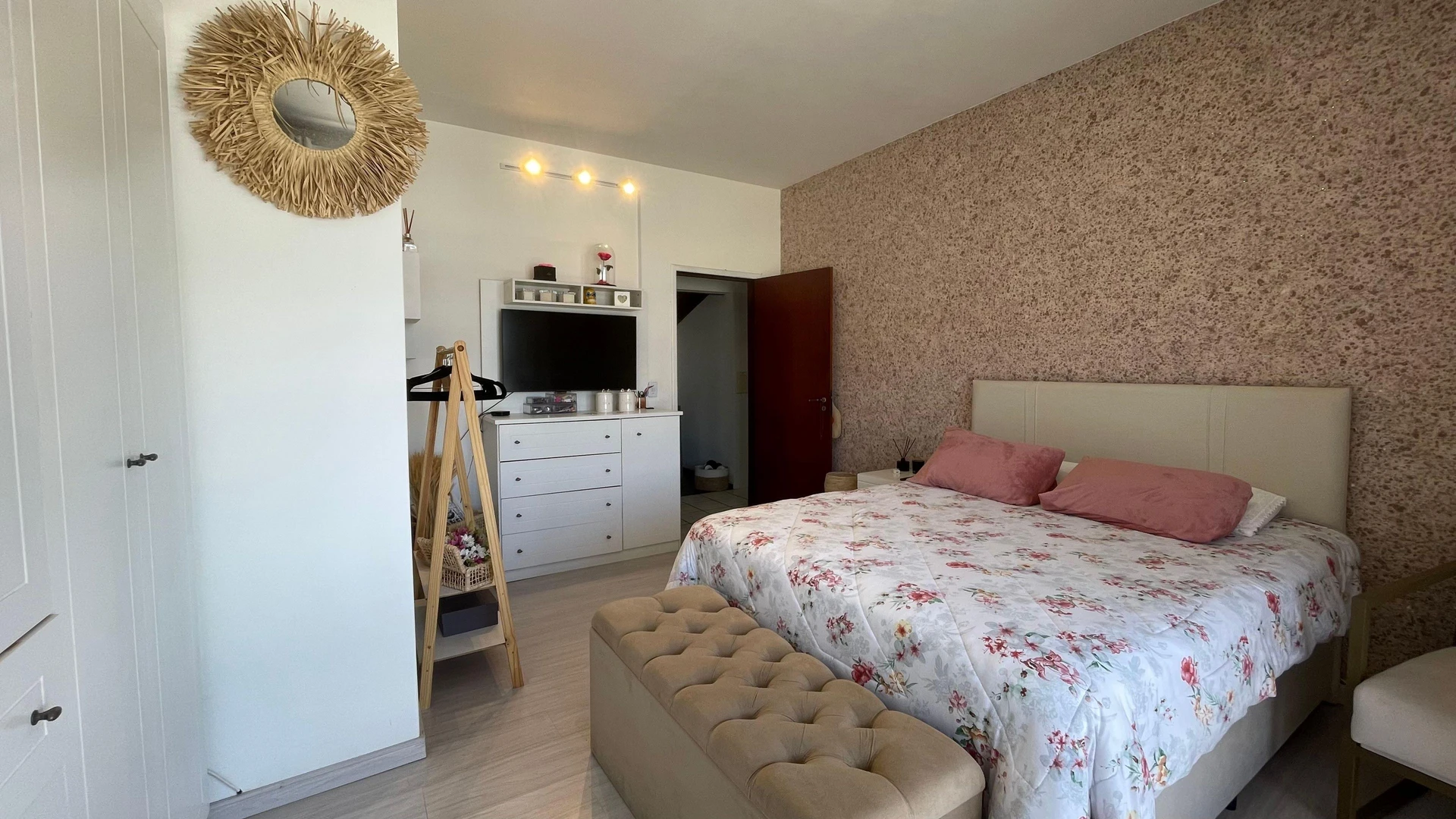 4-bedroom house with a jacuzzi — photo 11
