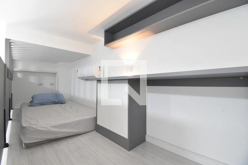 One-bedroom apartment in a building with a gym — photo 13